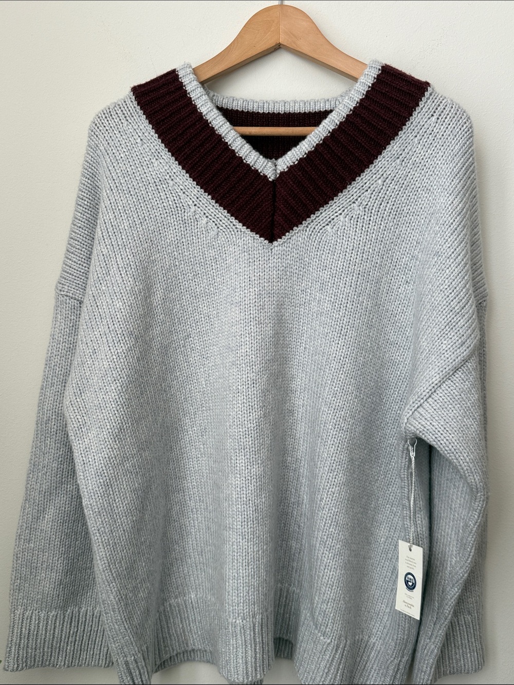 ABERCROMBIE & FITCH
Merino Wool-Blend Contrast V-Neck Sweater Size XL NWT